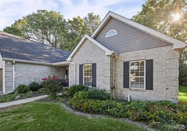 Photo 2 of Single family home for sale at 9 7th Fairway Ct, Belleville, IL 62220 | MLS# MIS26064965 | Listing updated on 2026-10-09