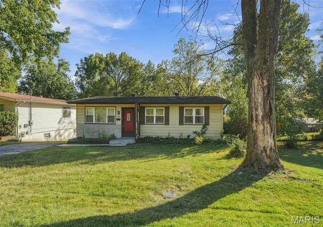 Photo 2 of Single family home for sale at 486 Scenic Dr, Saint Louis, MO 63137 | MLS# MIS26064967 | Listing updated on 2026-10-10