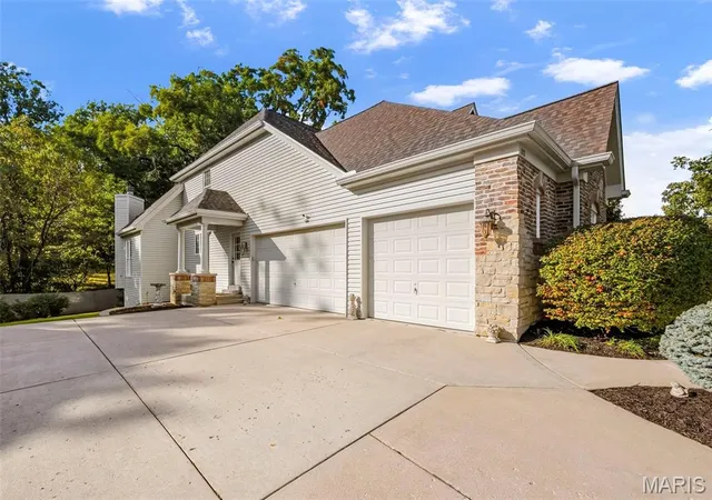 Photo 2 of Sale Pending at 112 Castlewood Ests Dr, O Fallon, MO 63368 | MLS# MIS26064982 | Listing updated on 2026-10-27