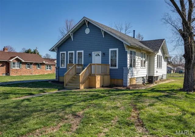 Photo 1 of Sale Pending at 705 N Macoupin St, Gillespie, IL 62033 | MLS# MIS26064984 | Listing updated on 2026-10-09