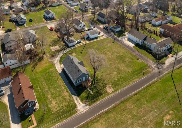 Photo 2 of Sale Pending at 705 N Macoupin St, Gillespie, IL 62033 | MLS# MIS26064984 | Listing updated on 2026-10-09