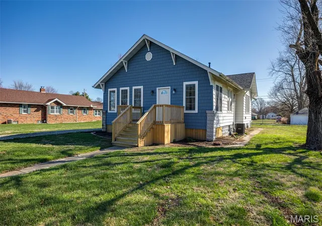Photo 3 of Sale Pending at 705 N Macoupin St, Gillespie, IL 62033 | MLS# MIS26064984 | Listing updated on 2026-10-09