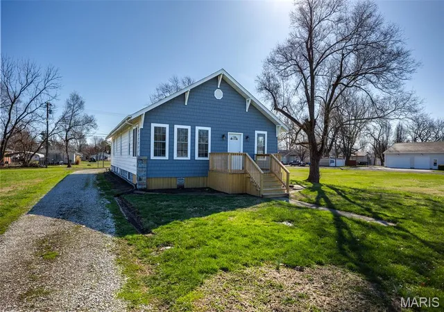 Photo 3 of Sale Pending at 705 N Macoupin St, Gillespie, IL 62033 | MLS# MIS26064984 | Listing updated on 2026-10-09