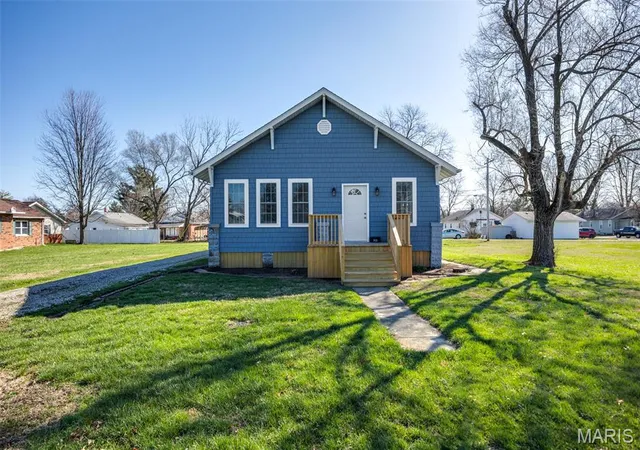 Photo 4 of Sale Pending at 705 N Macoupin St, Gillespie, IL 62033 | MLS# MIS26064984 | Listing updated on 2026-10-09