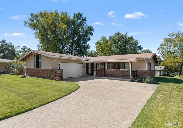 Photo 1 of Single family home for sale at 445 Durwood Dr, Florissant, MO 63033 | MLS# MIS26064993 | Listing updated on 2026-10-30