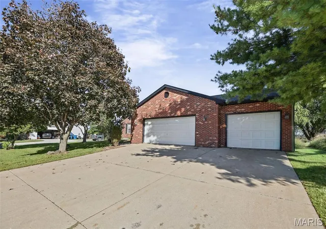 Photo 2 of Single family home for sale at 45 Legacy Dr, Granite City, IL 62040 | MLS# MIS26065009 | Listing updated on 2026-10-09