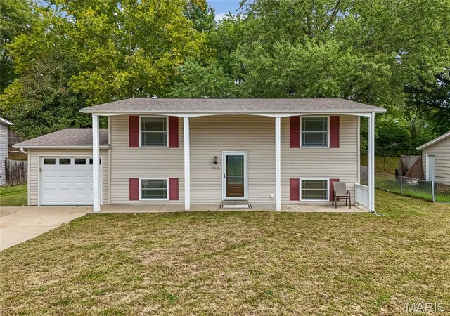 Photo 1 of Single family home for sale at 510 Keeney Dr, Saint Charles, MO 63304 | MLS# MIS26065015 | Listing updated on 2026-10-09