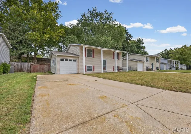 Photo 2 of Single family home for sale at 510 Keeney Dr, Saint Charles, MO 63304 | MLS# MIS26065015 | Listing updated on 2026-10-09
