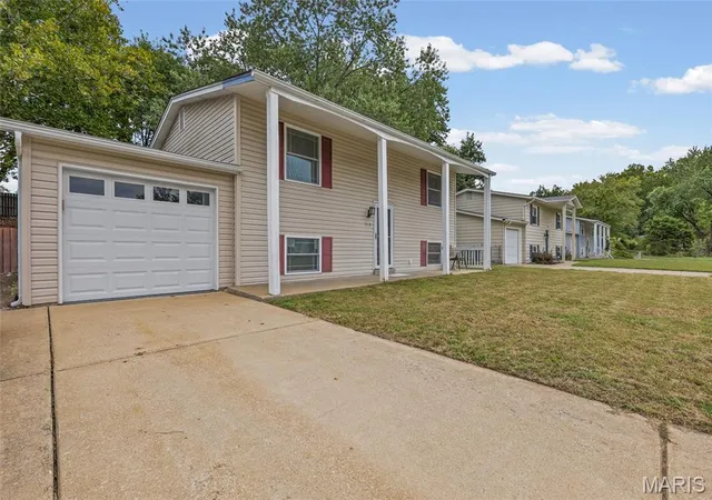 Photo 3 of Single family home for sale at 510 Keeney Dr, Saint Charles, MO 63304 | MLS# MIS26065015 | Listing updated on 2026-10-09