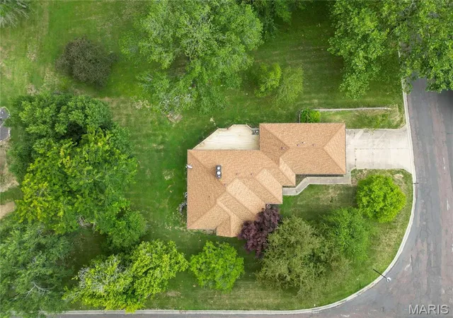 Photo 3 of Single family home for sale at 102 Hillside Ct, Collinsville, IL 62234 | MLS# MIS26065022 | Listing updated on 2026-10-09