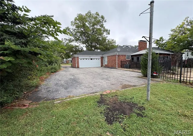 Photo 2 of Sale Pending at 14520 Pembury Dr, Chesterfield, MO 63017 | MLS# MIS26065025 | Listing updated on 2026-10-21