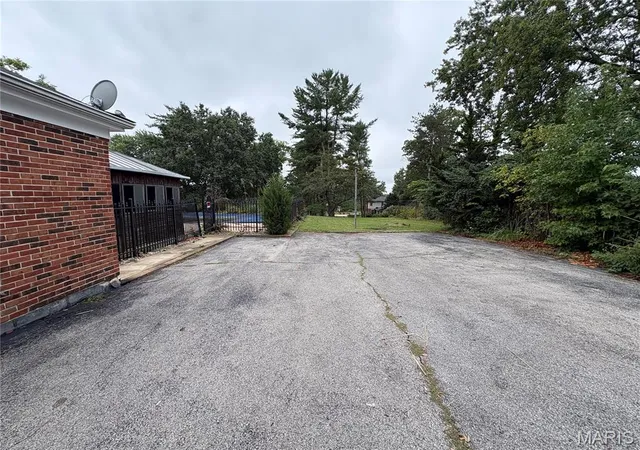 Photo 3 of Sale Pending at 14520 Pembury Dr, Chesterfield, MO 63017 | MLS# MIS26065025 | Listing updated on 2026-10-21