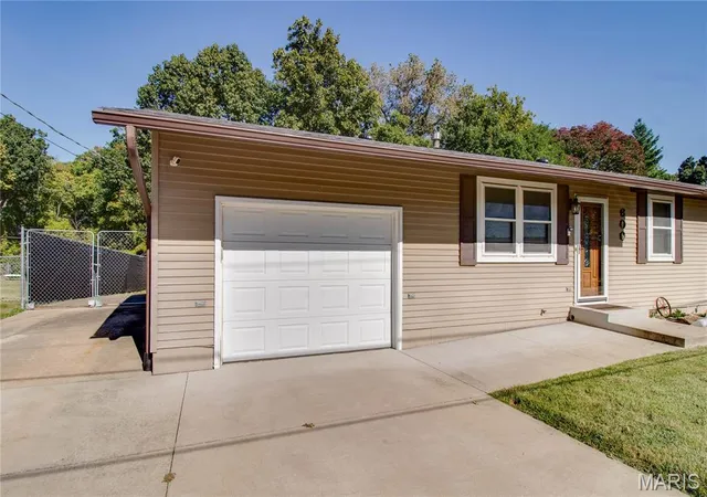 Photo 3 of Single family home for sale at 600 Mercury Dr, Godfrey, IL 62035 | MLS# MIS26065031 | Listing updated on 2026-10-09
