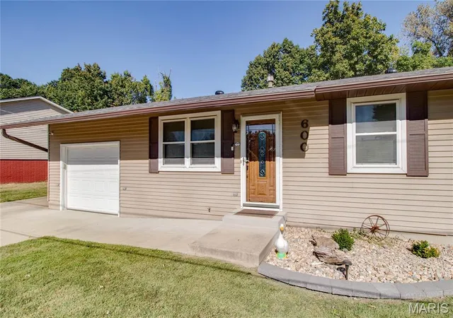 Photo 4 of Single family home for sale at 600 Mercury Dr, Godfrey, IL 62035 | MLS# MIS26065031 | Listing updated on 2026-10-09