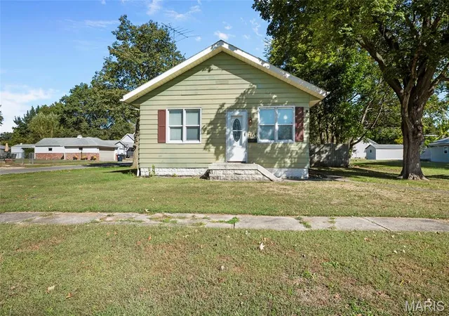 Photo 1 of Single family home for sale at 305 W Wilson Ave, Gillespie, IL 62033 | MLS# MIS26065032 | Listing updated on 2026-10-09