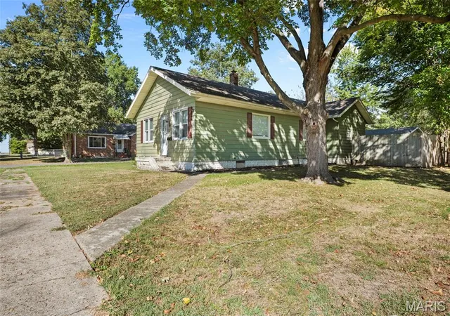 Photo 2 of Single family home for sale at 305 W Wilson Ave, Gillespie, IL 62033 | MLS# MIS26065032 | Listing updated on 2026-10-09