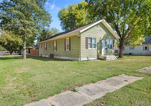 Photo 3 of Single family home for sale at 305 W Wilson Ave, Gillespie, IL 62033 | MLS# MIS26065032 | Listing updated on 2026-10-09