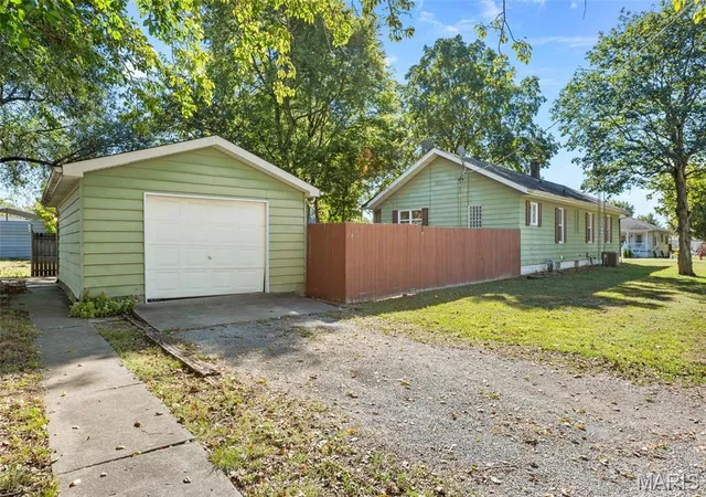 Photo 3 of Single family home for sale at 305 W Wilson Ave, Gillespie, IL 62033 | MLS# MIS26065032 | Listing updated on 2026-10-09
