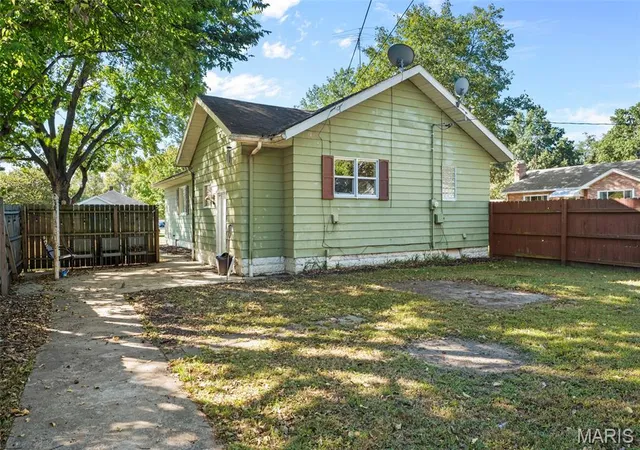 Photo 4 of Single family home for sale at 305 W Wilson Ave, Gillespie, IL 62033 | MLS# MIS26065032 | Listing updated on 2026-10-09