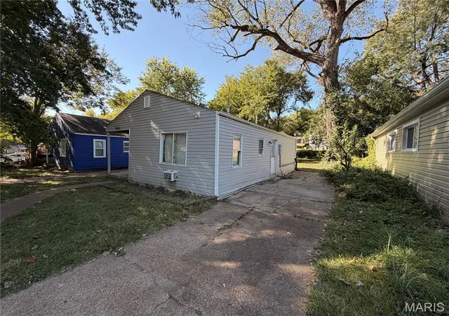 Photo 3 of Single family home for sale at 9825 Winkler Dr, Saint Louis, MO 63136 | MLS# MIS26065033 | Listing updated on 2026-10-14