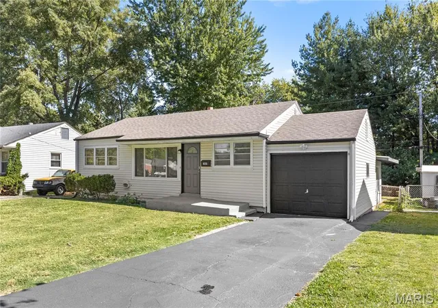 Photo 2 of Single family home for sale at 820 Saint Brendan Ln, Florissant, MO 63031 | MLS# MIS26065044 | Listing updated on 2026-10-10