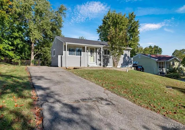 Photo 2 of Single family home for sale at 855 Sunset Dr, Arnold, MO 63010 | MLS# MIS26065046 | Listing updated on 2026-10-21