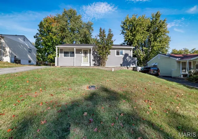 Photo 3 of Single family home for sale at 855 Sunset Dr, Arnold, MO 63010 | MLS# MIS26065046 | Listing updated on 2026-10-21