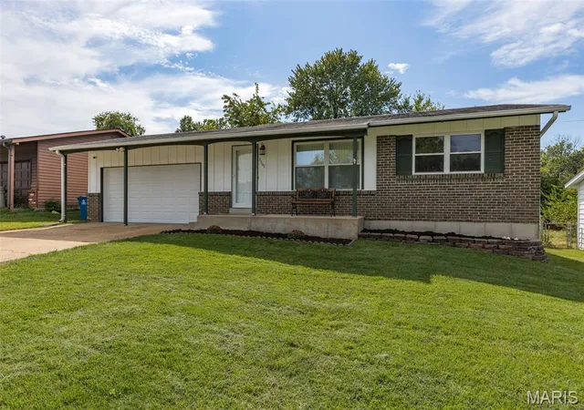 Photo 2 of Single family home for sale at 2309 Lincoln Dr, Arnold, MO 63010 | MLS# MIS26065056 | Listing updated on 2026-10-16