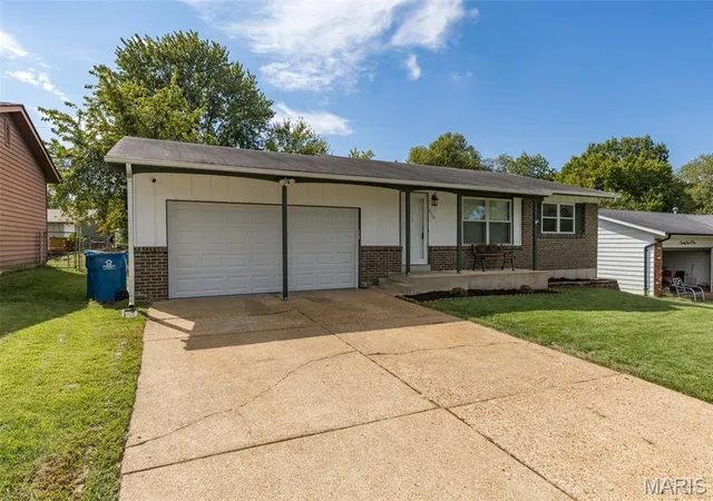 Photo 3 of Single family home for sale at 2309 Lincoln Dr, Arnold, MO 63010 | MLS# MIS26065056 | Listing updated on 2026-10-16