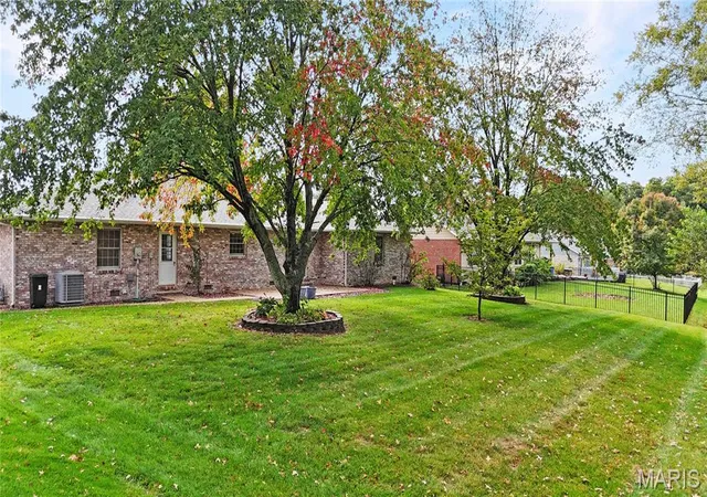 Photo 2 of Single family home for sale at 121 Calypso Dr, Belleville, IL 62221 | MLS# MIS26065060 | Listing updated on 2026-10-21