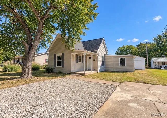 Photo 1 of Single family home for sale at 820 N Carleton St, Farmington, MO 63640 | MLS# MIS26065062 | Listing updated on 2026-10-08