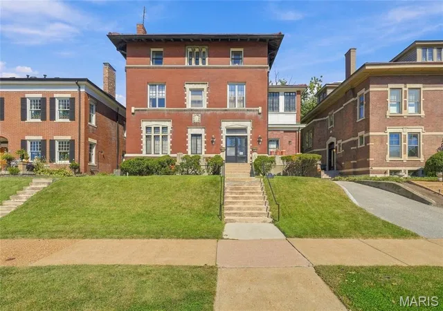 Photo 2 of Single family home for sale at 57 Kingsbury Pl, Saint Louis, MO 63112 | MLS# MIS26065085 | Listing updated on 2026-10-18