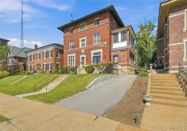 Photo 3 of Single family home for sale at 57 Kingsbury Pl, Saint Louis, MO 63112 | MLS# MIS26065085 | Listing updated on 2026-10-18