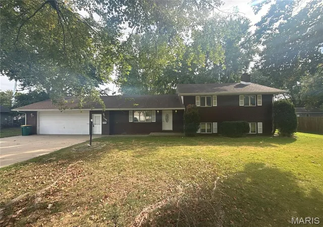 Photo 1 of Single family home for sale at 1750 Clinton St, Carlyle, IL 62231 | MLS# MIS26065091 | Listing updated on 2026-10-09