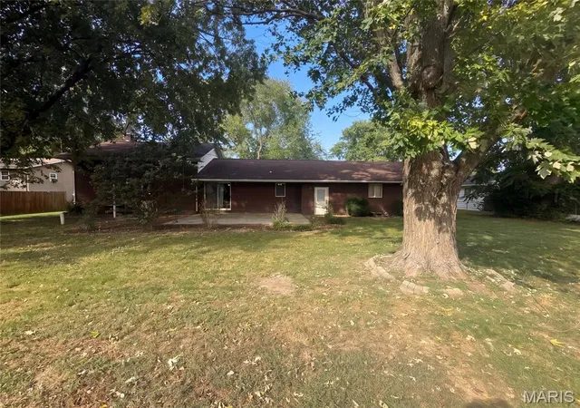 Photo 4 of Single family home for sale at 1750 Clinton St, Carlyle, IL 62231 | MLS# MIS26065091 | Listing updated on 2026-10-09