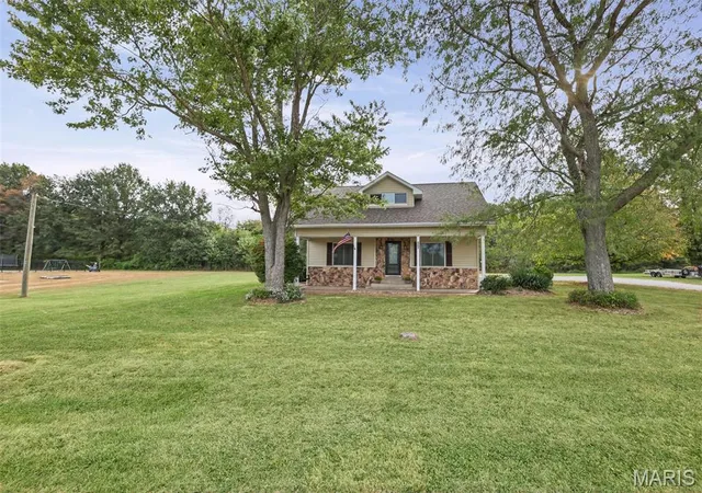 Photo 3 of Single family home for sale at 278 Canadian Dr, Staunton, IL 62088 | MLS# MIS26065095 | Listing updated on 2026-10-10