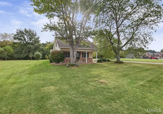 Photo 3 of Single family home for sale at 278 Canadian Dr, Staunton, IL 62088 | MLS# MIS26065095 | Listing updated on 2026-10-10