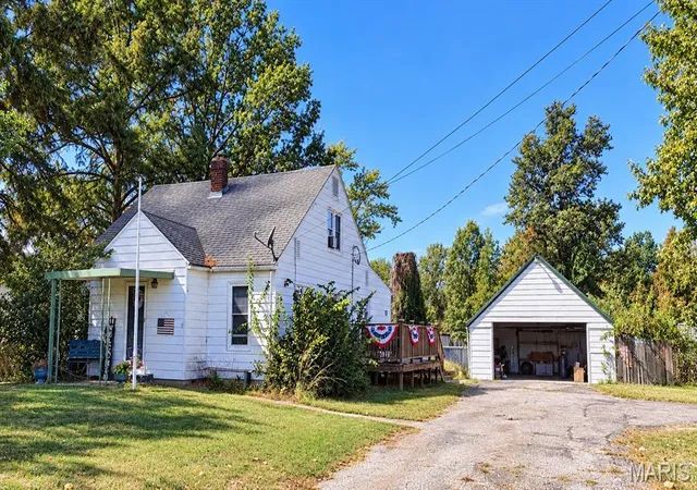 Photo 2 of Single family home for sale at 1367 S Washington, Du Quoin, IL 62832 | MLS# MIS26065115 | Listing updated on 2026-10-11