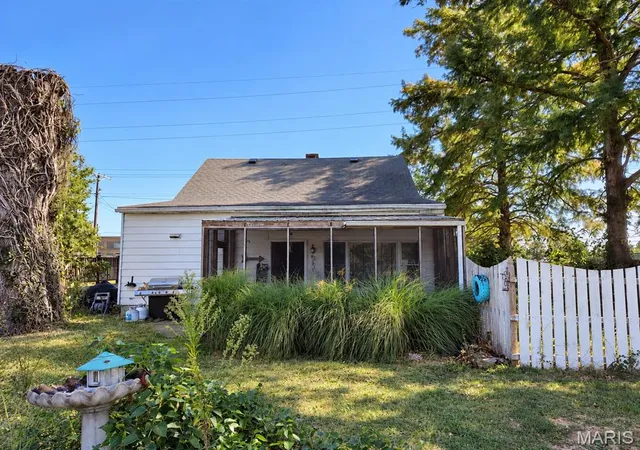 Photo 3 of Single family home for sale at 1367 S Washington, Du Quoin, IL 62832 | MLS# MIS26065115 | Listing updated on 2026-10-11