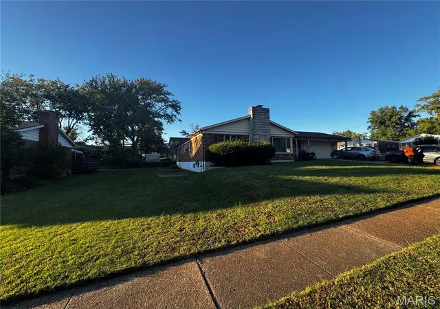Photo 1 of Sale Pending at 1665 Zurich Dr, Florissant, MO 63031 | MLS# MIS26065117 | Listing updated on 2026-10-29