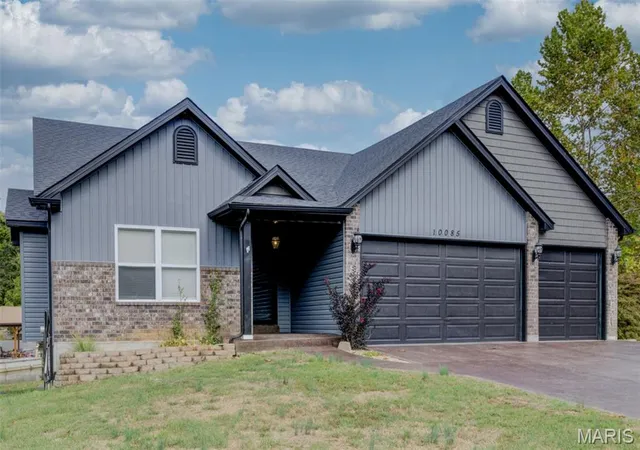 Photo 1 of Single family home for sale at 10085 Waterford Dr, Hillsboro, MO 63050 | MLS# MIS26065135 | Listing updated on 2026-10-19