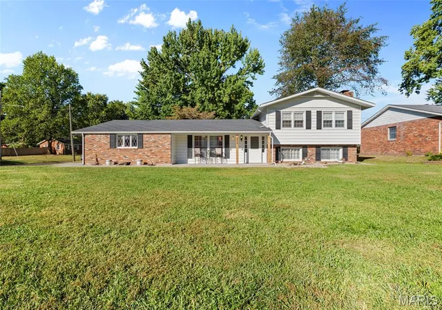 Single family home for sale at 339 N Deneen St, Staunton, IL 62088 | MLS# MIS26065140