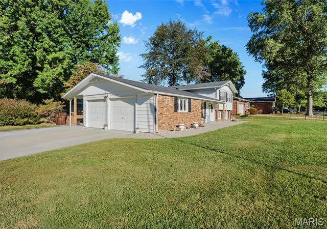 Photo 1 of Single family home for sale at 339 N Deneen St, Staunton, IL 62088 | MLS# MIS26065140 | Listing updated on 2026-10-09
