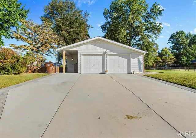 Photo 2 of Single family home for sale at 339 N Deneen St, Staunton, IL 62088 | MLS# MIS26065140 | Listing updated on 2026-10-09