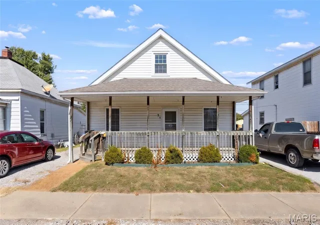 Photo 1 of Sale Pending at 21 W Penning Ave, Wood River, IL 62095 | MLS# MIS26065158 | Listing updated on 2026-10-29