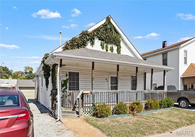 Photo 2 of Single family home for sale at 21 W Penning Ave, Wood River, IL 62095 | MLS# MIS26065158 | Listing updated on 2026-10-19
