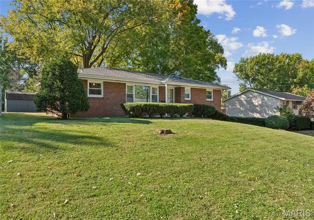 Photo 2 of Single family home for sale at 42 Dorchester Dr, Belleville, IL 62223 | MLS# MIS26065167 | Listing updated on 2026-10-19