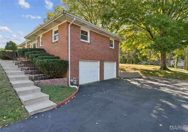 Photo 3 of Single family home for sale at 42 Dorchester Dr, Belleville, IL 62223 | MLS# MIS26065167 | Listing updated on 2026-10-19