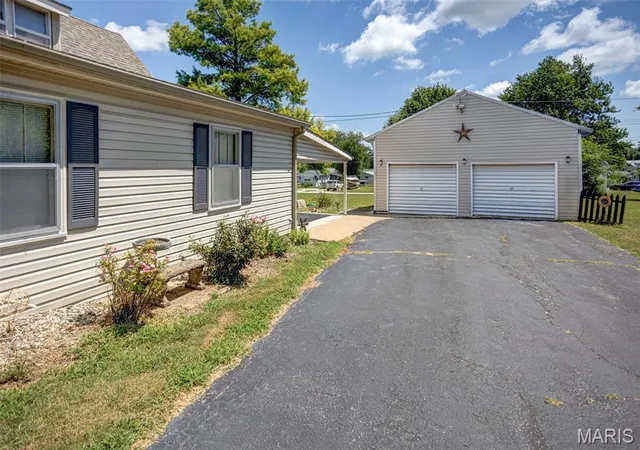 Photo 4 of Single family home for sale at 622 N Jackson St, Pittsfield, IL 62363 | MLS# MIS26065173 | Listing updated on 2026-10-09