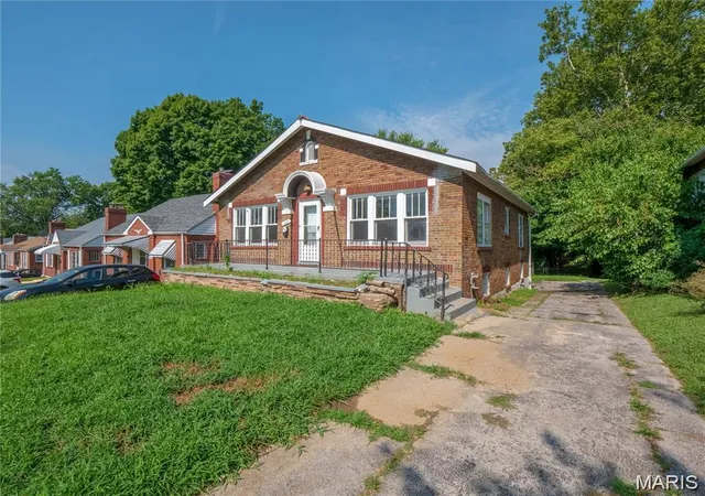 Photo 2 of Single family home for sale at 3529 Belaire Pl, Saint Louis, MO 63121 | MLS# MIS26065175 | Listing updated on 2026-10-09